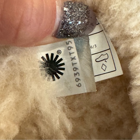 Girls Uggs Gita Silver Metallic boots - Picture 8 of 11